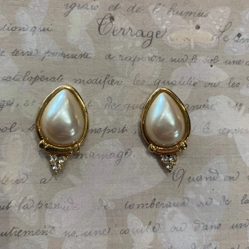 ladies earrings enamel detailing -Richelieu Vintage Pearl Oval stud earrings