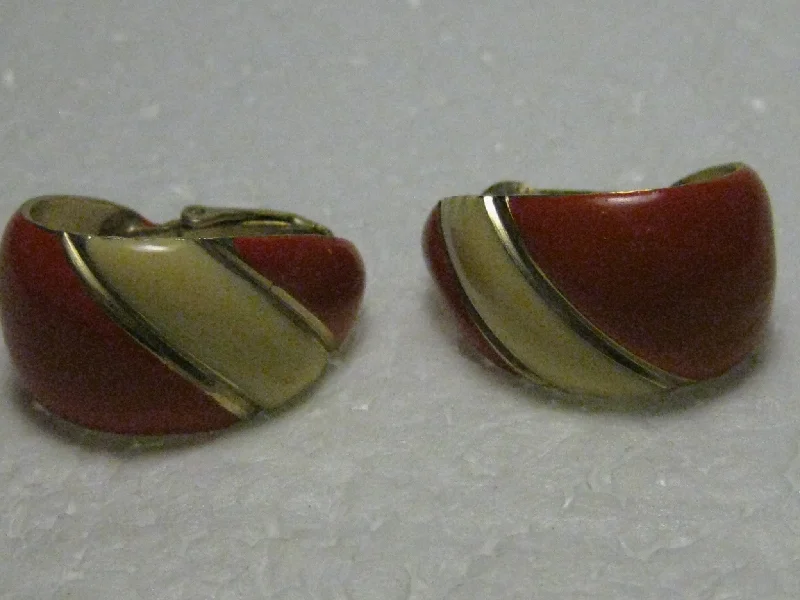 wave texture earrings for women -Vintage 1970's/80's Goldtone Base, Red & Cream Enameled 1" Scoop/Hoop Clip Earrings