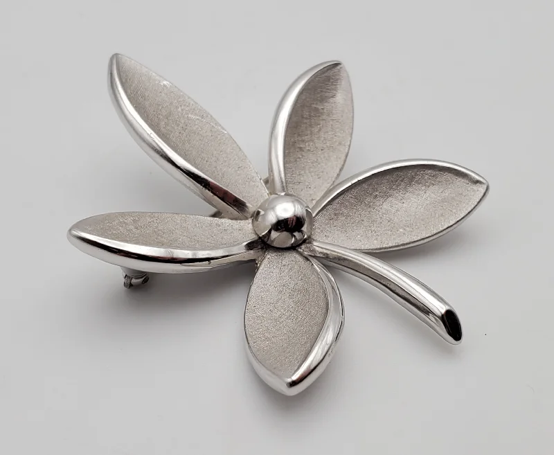 infinity design brooch for women -Trifari - Vintage Silver Tone Leaf Brooch