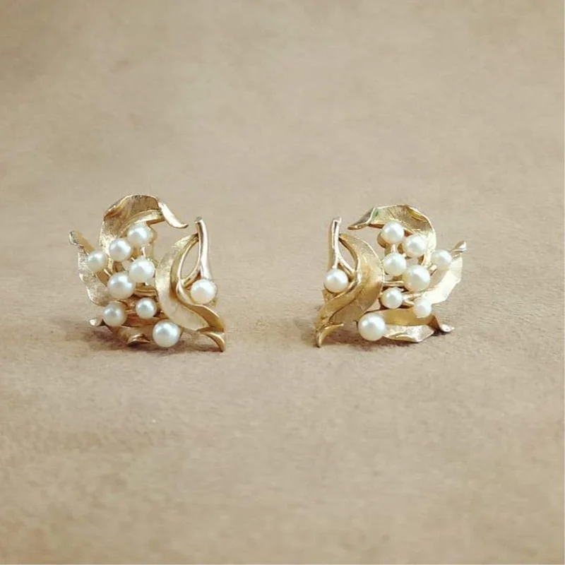 ladies party earrings gold finish -Trifari Pearl Leafy Vintage Earrings 003