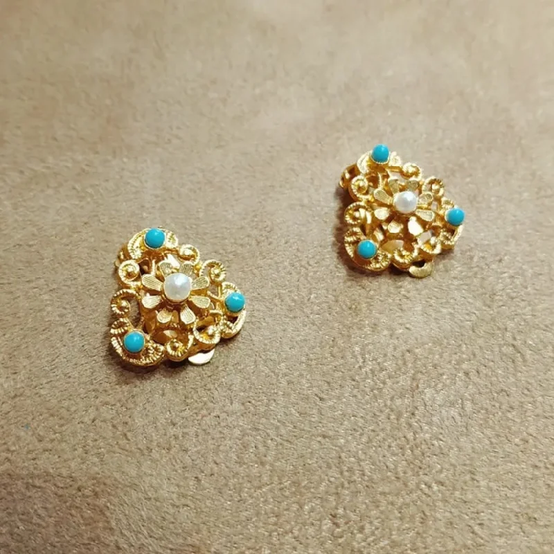 ladies gold earrings rabbit motifs -Vintage small turquoise pearl flower triangular clip on earrings